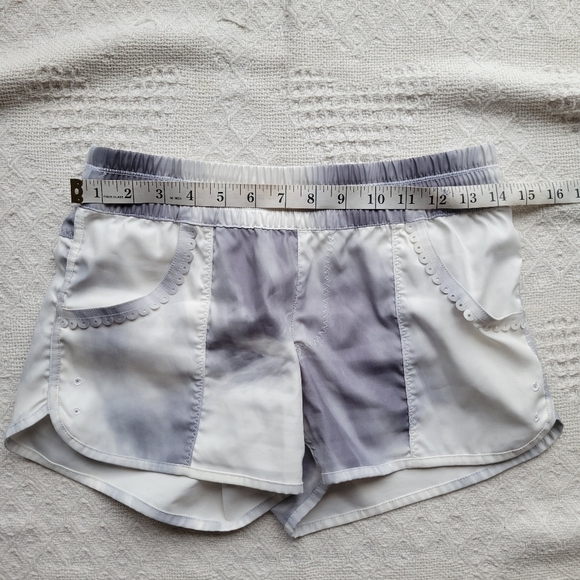 Lululemon Paradise Shorts Casual Active Beach Tie Dye Mini Shorts - Picture 4 of 7